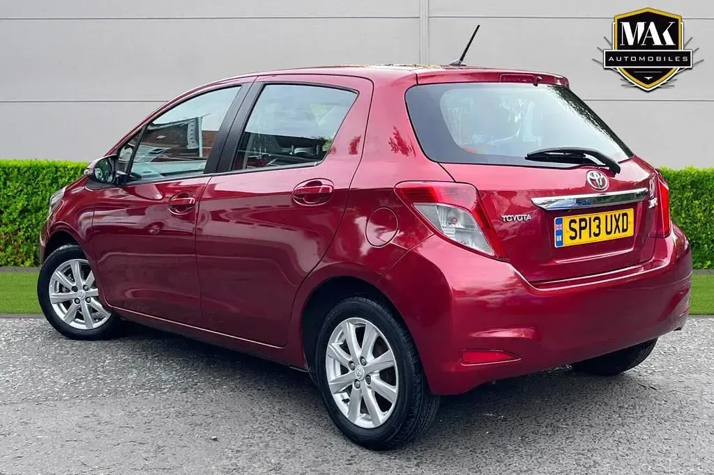 Used Toyota Yaris 99 HP (72 kW) 2013 Red Hatchback