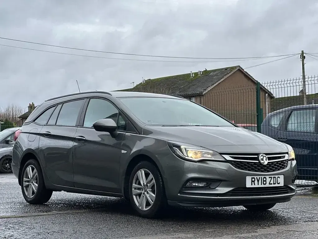 Used Vauxhall Astra Design Edition 110 HP (80 kW) 2018 Estate
