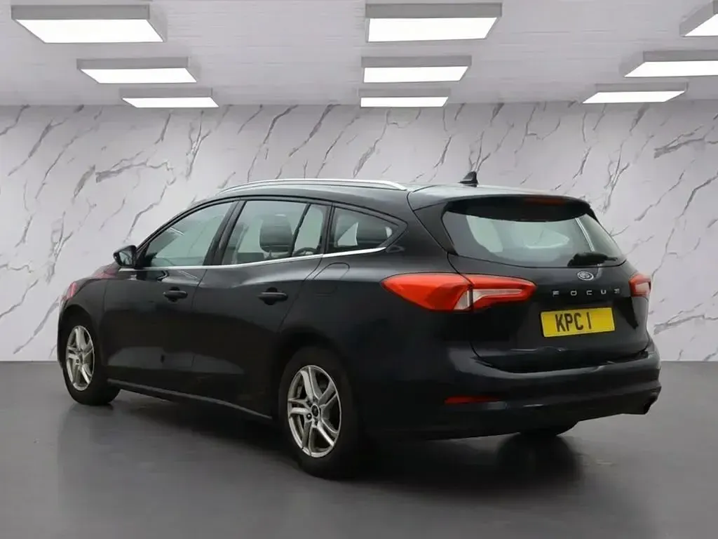 Used Ford Focus Zetec 95 HP (69 kW) 2019 Black Estate