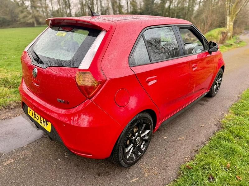 Usado MG MG3 106 HP (77 kW) 2015 Vermelho Citadino