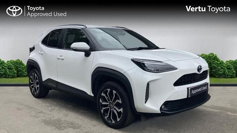 Used 2023 Toyota Yaris Hybrid Design Estate | £18,795 (Good price) - Image 1/3