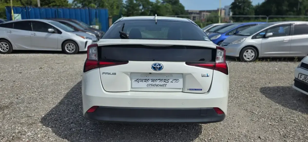 Used Toyota Prius Business Edition 122 HP (89 kW) 2018 White Hatchback