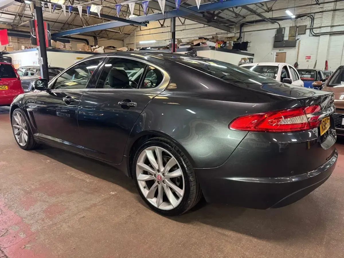Usado Jaguar XF Portfolio 200 HP (147 kW) 2015 Cinzento Sedan