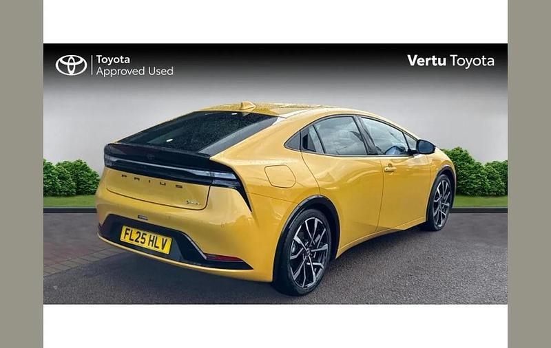 Used Toyota Prius 220 HP (161 kW) 2025 Yellow Hatchback