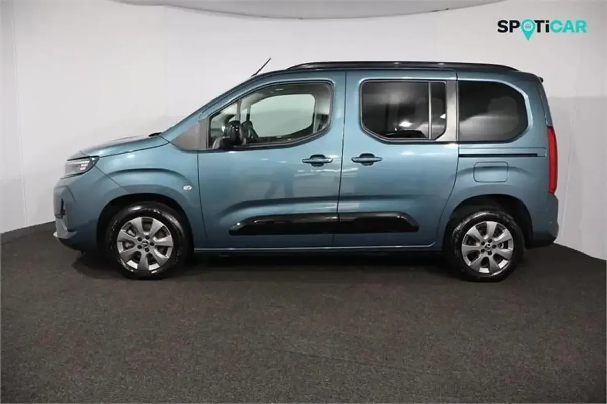 Begagnad Vauxhall Combo Ultimate 100 kW (136 HK) 2024 Blå Minibuss