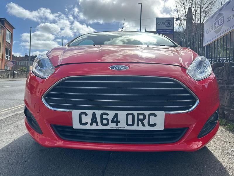Usado Ford Fiesta Zetec 82 CV (60 kW) 2015 Rojo Utilitario