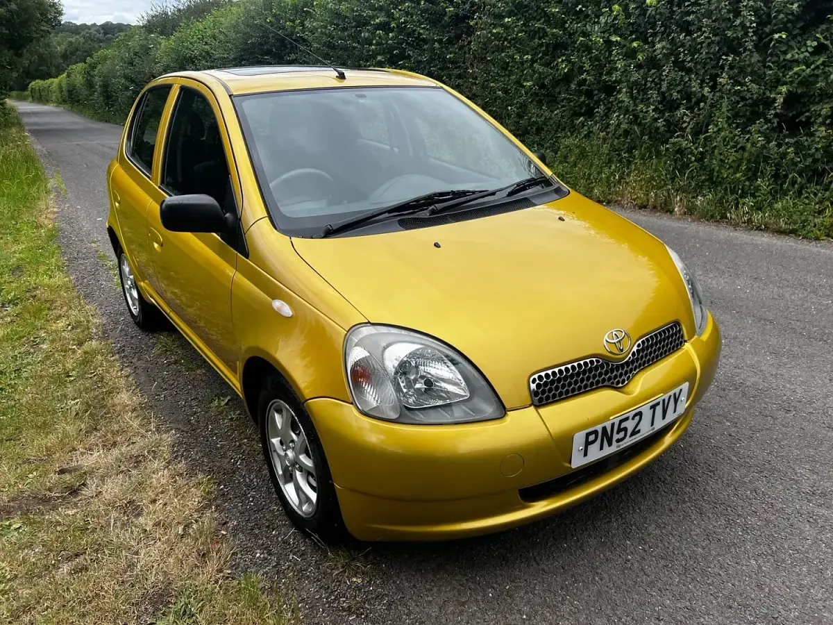 Used Toyota Yaris 86 HP (63 kW) 2002 Yellow Hatchback