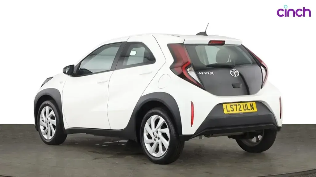 Used Toyota Aygo X X-pure 72 HP (52 kW) 2022 White SUV