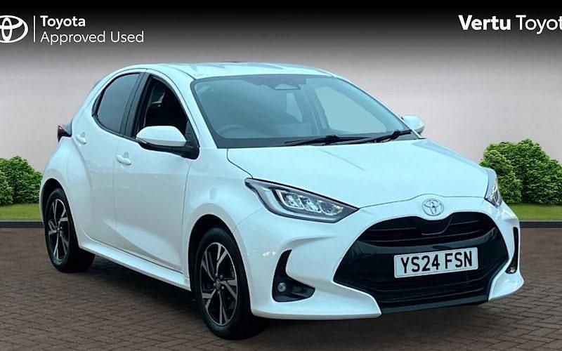 Used Toyota Yaris Hybrid Design 116 HP (85 kW) 2024 White Hatchback