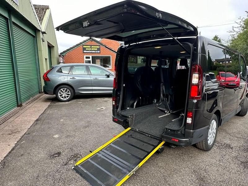 Begagnad Renault Trafic 115 HK (84 kW) 2015 Svart Minibuss