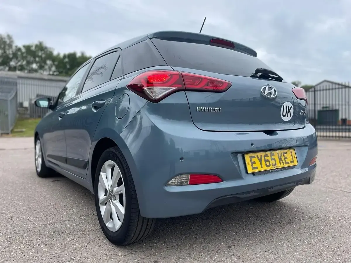 Used Hyundai i20 Premium 100 HP (73 kW) 2015 Blue Hatchback