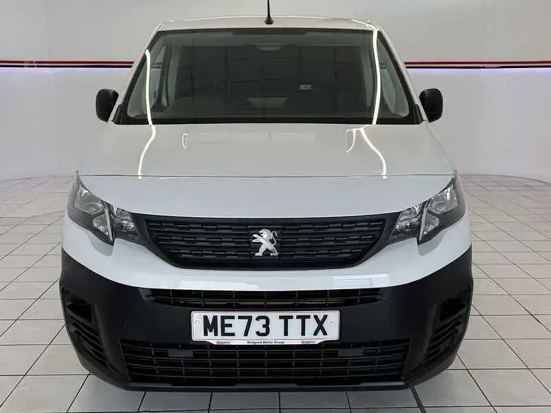 Second-hand Peugeot Partner Premium 131 CP (96 kW) 2024 Alb Monovolum
