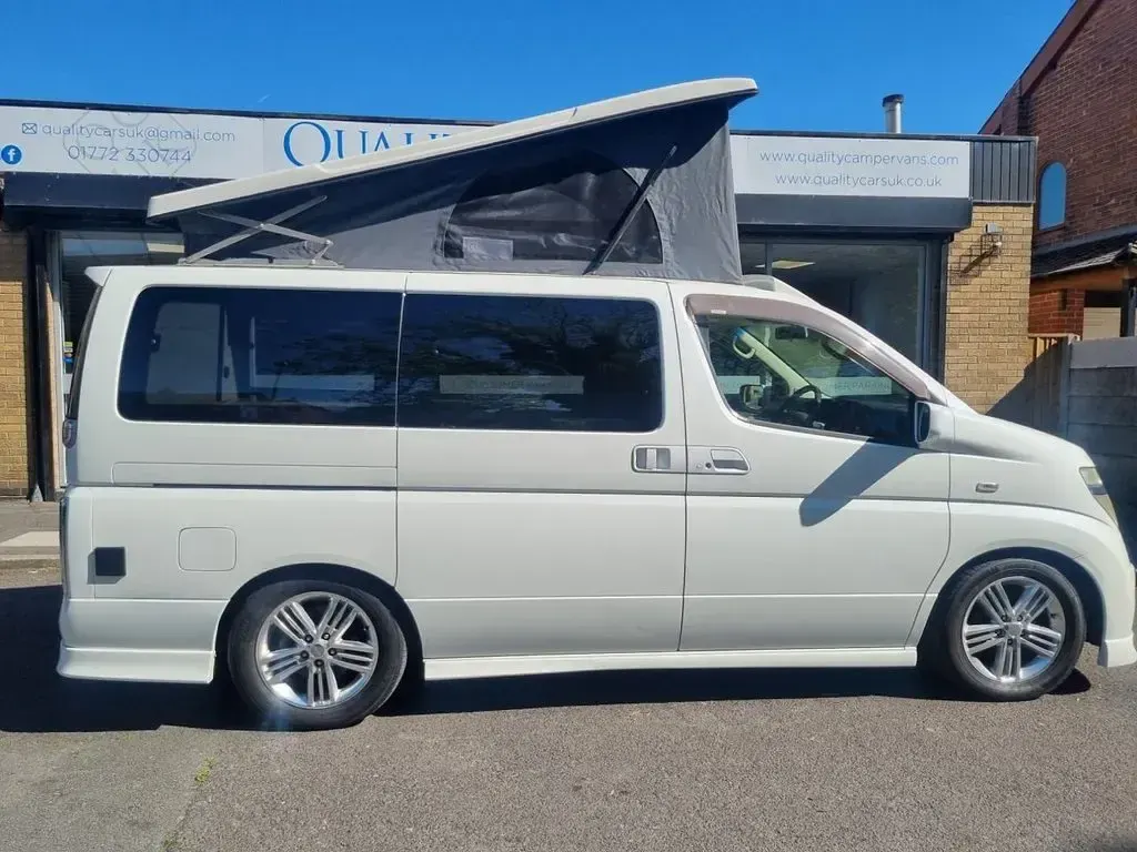 Used Nissan Elgrand 240 HP (176 kW) 2004 White MPV