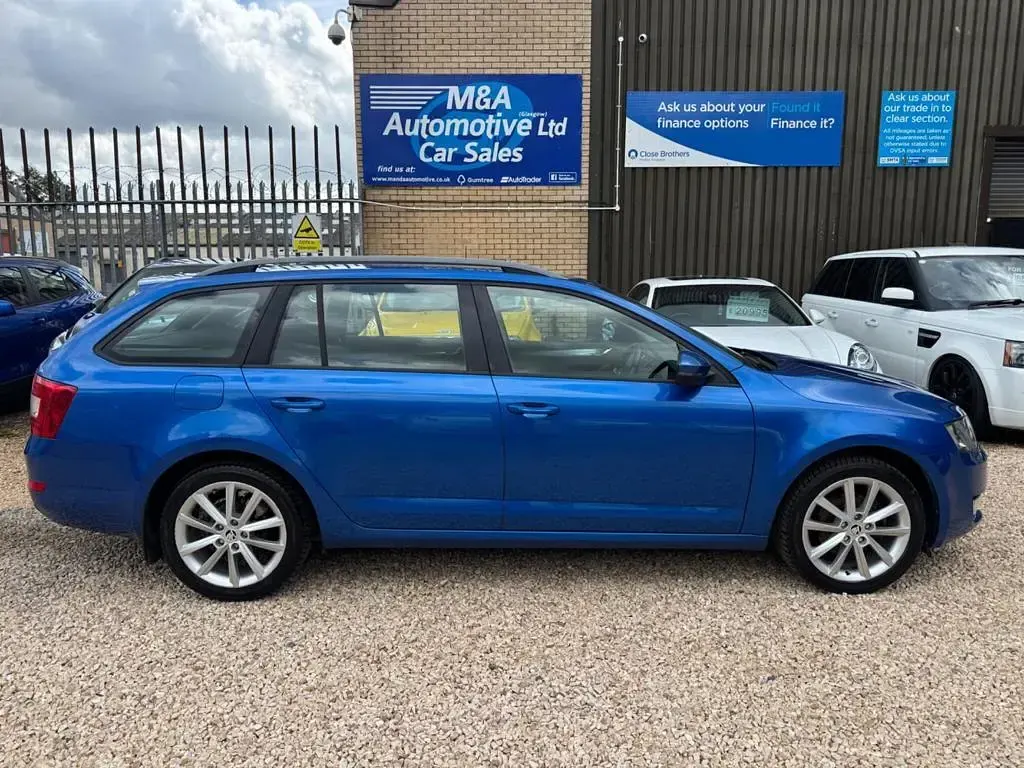 Used Skoda Octavia Elegance 105 HP (77 kW) 2013 Blue Estate