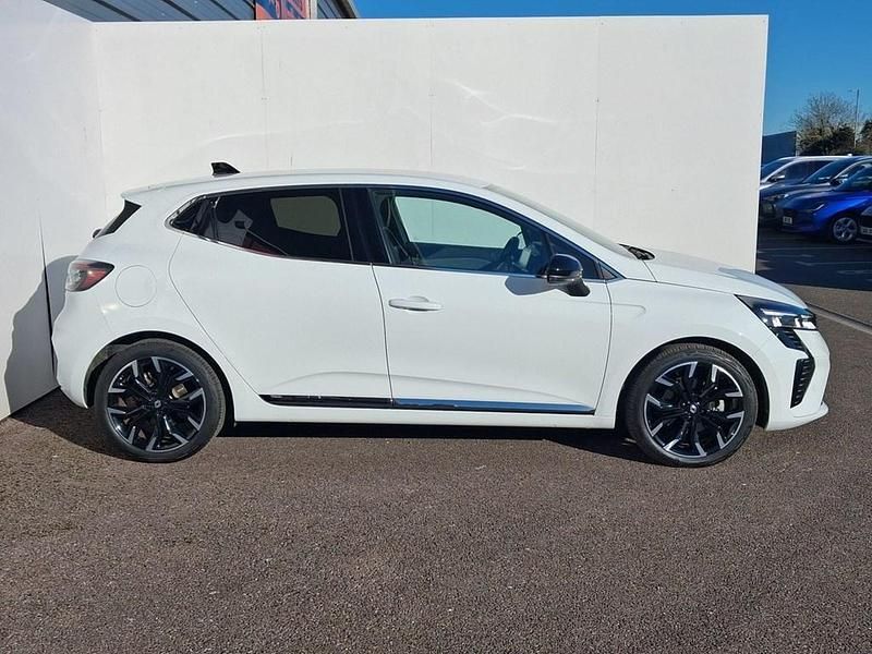 Used Renault Clio V Techno 140 HP (102 kW) 2024 White Hatchback