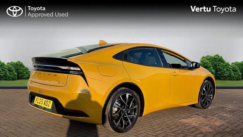 Used Toyota Prius 223 HP (164 kW) 2025 Yellow Hatchback