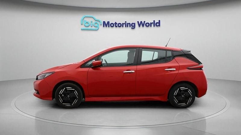 Begagnad Nissan Leaf Acenta 110 kW (150 HK) 2022 Röd Halvkombi