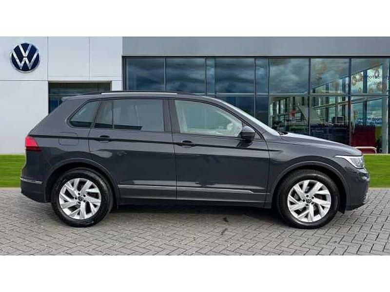 Used VW Tiguan Life 150 HP (110 kW) 2023 Urano grey SUV