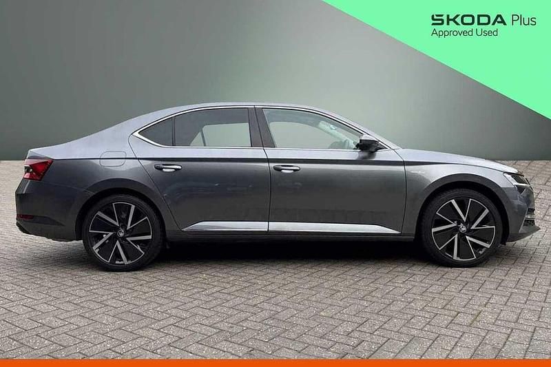 Usado Skoda Superb LAURIN & KLEMENT 140 CV (102 kW) 2024 Gris Utilitario
