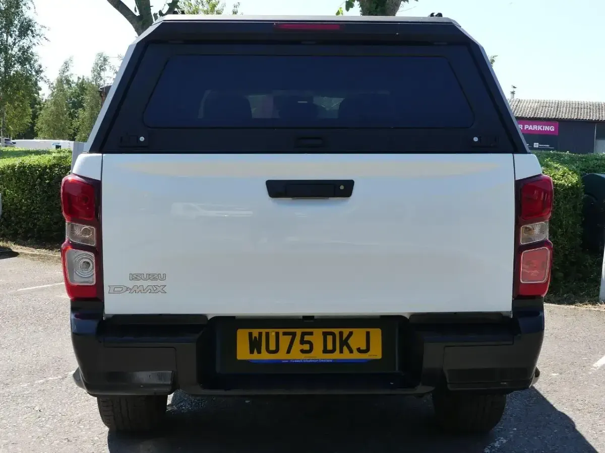 New Isuzu D-Max 162 HP (119 kW) 2025 White Pickup