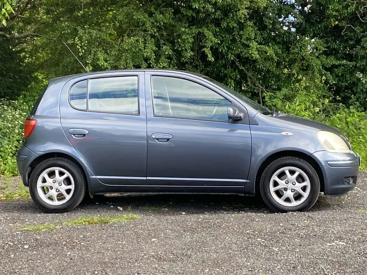 Used Toyota Yaris 2004 Blue Hatchback
