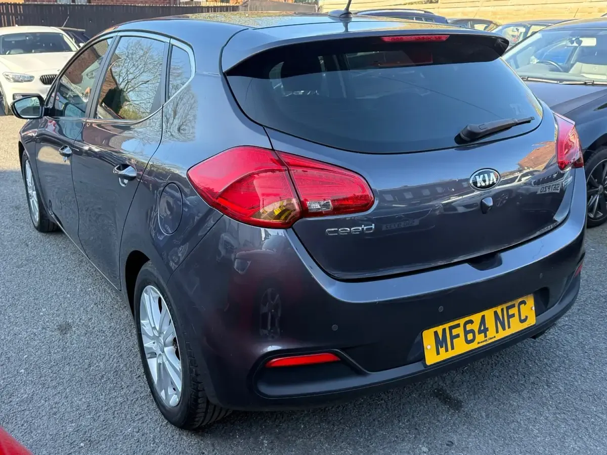 Usado Kia Ceed 133 HP (97 kW) 2014 Prateado Citadino
