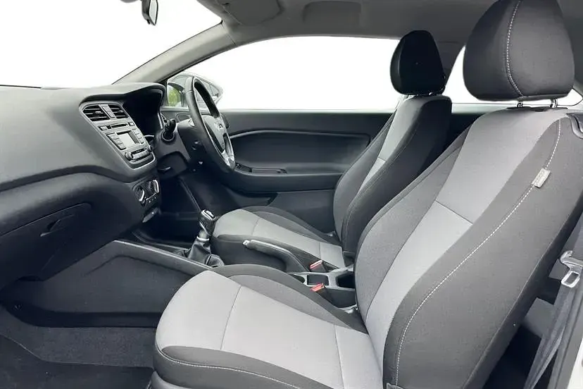 Used Hyundai i20 SE 100 HP (73 kW) 2017 White Hatchback