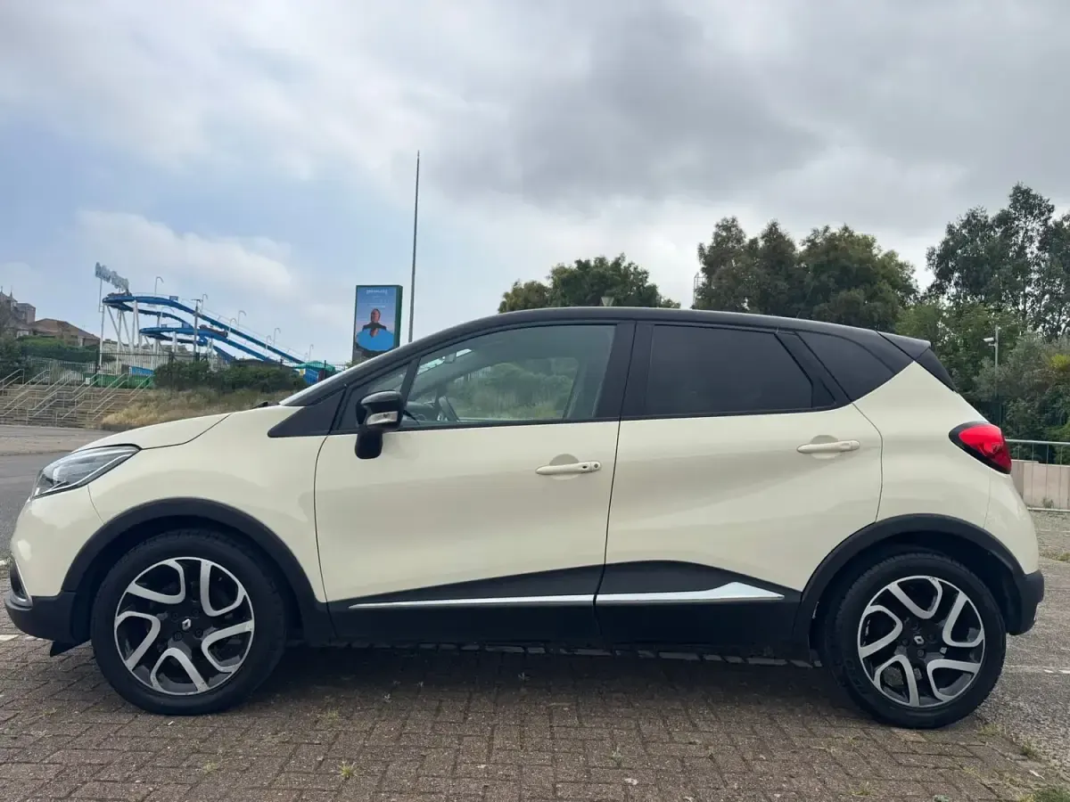Used Renault Captur Dynamique 90 HP (66 kW) 2015 Cream SUV
