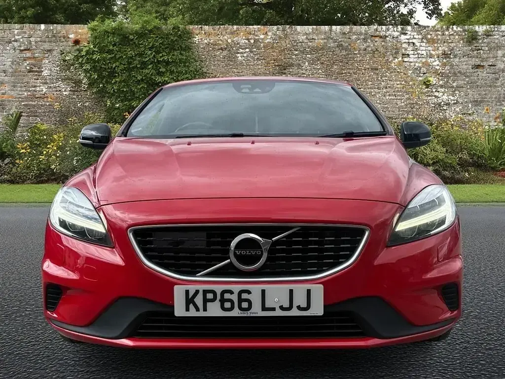 Begagnad Volvo V40 R-Design 190 HK (139 kW) 2016 Röd Halvkombi