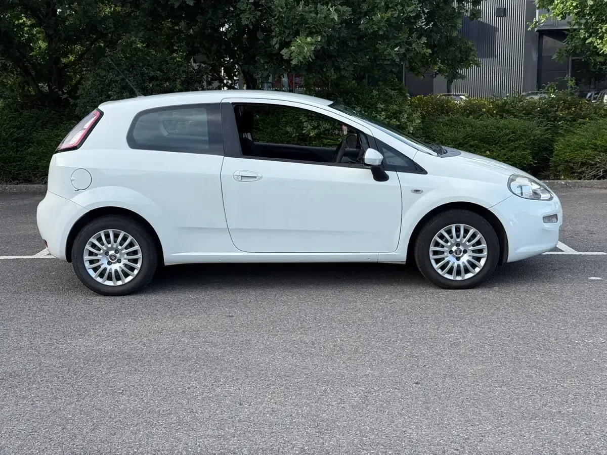 Used Fiat Punto Pop 69 HP (50 kW) 2014 White Hatchback