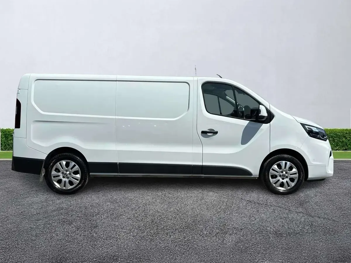 Used Nissan Primastar Tekna 110 HP (80 kW) 2023 White MPV