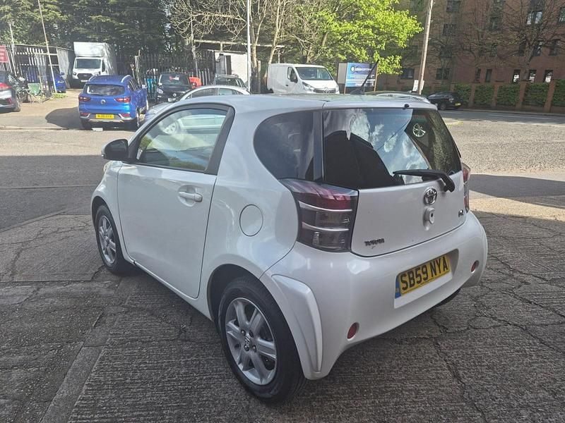 Used Toyota iQ 68 HP (50 kW) 2009 White Hatchback