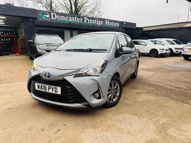 Used Toyota Yaris Hybrid 100 HP (73 kW) 2018 Grey Hatchback