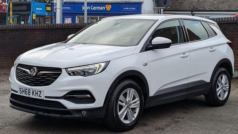 Used Vauxhall Grandland X S 130 HP (95 kW) 2018 White SUV