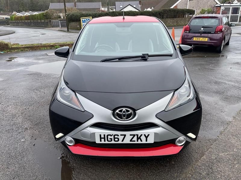 Usado Toyota Aygo x-press 69 HP (50 kW) 2017 Preto Citadino