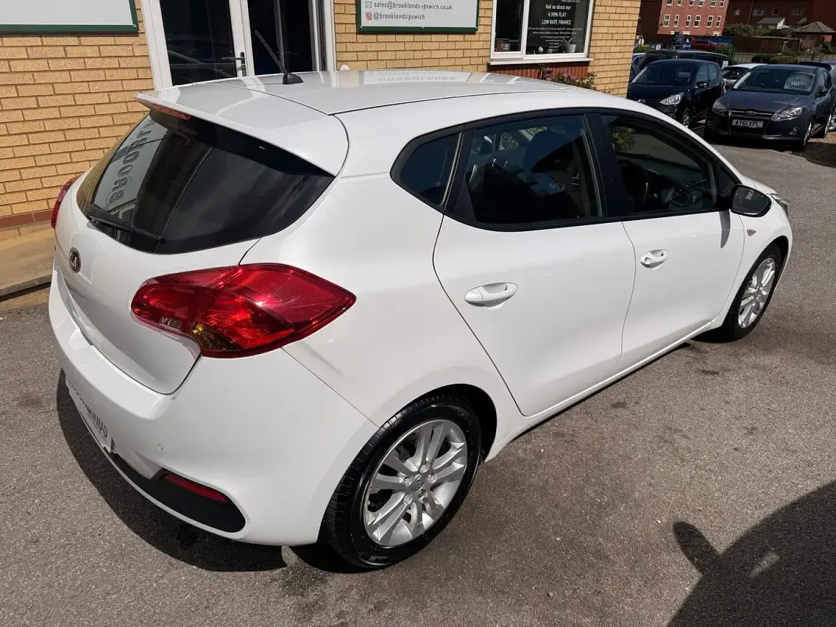 Used Kia Ceed 2015 Pearl white Hatchback