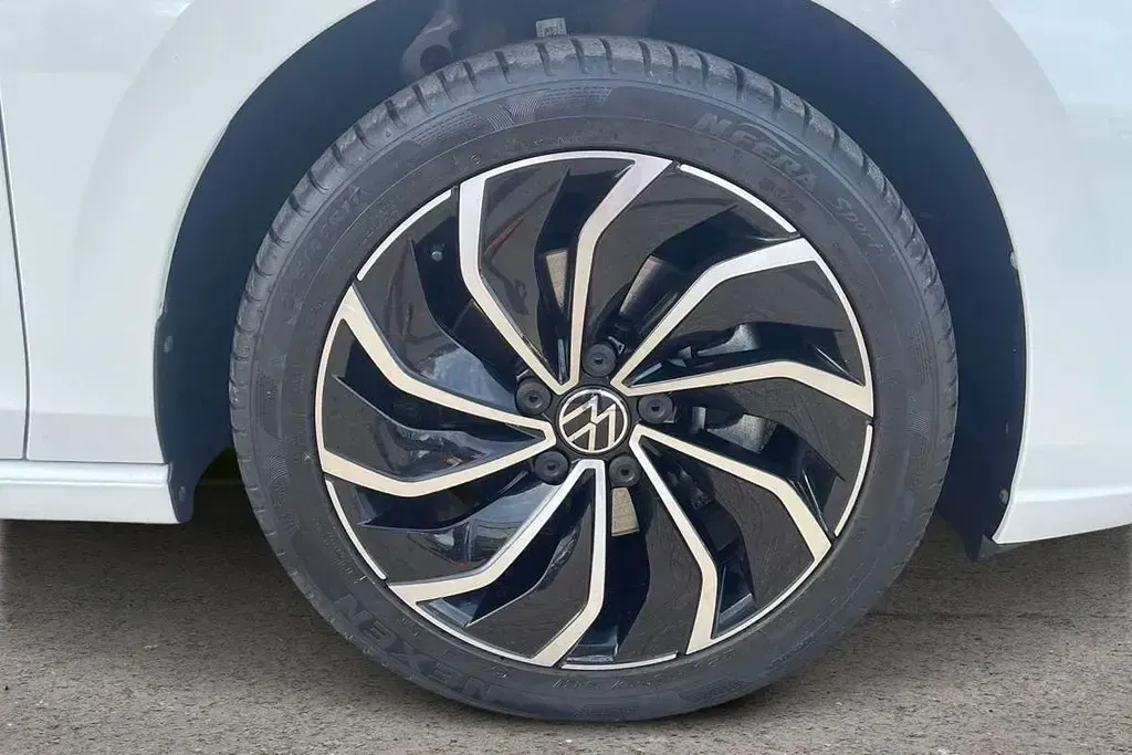 Second-hand VW Golf VIII Edition 147 CP (108 kW) 2023 Alb Hatchback
