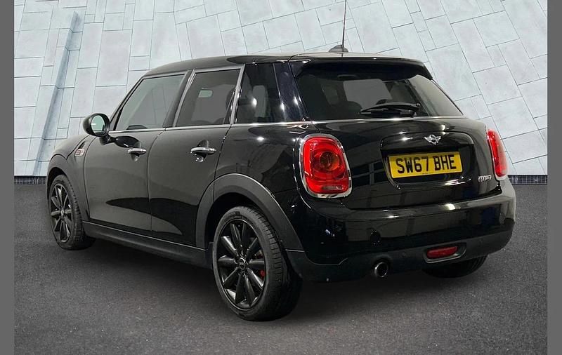 Usado Mini Cooper Hatch 134 CV (98 kW) 2017 Negro Utilitario
