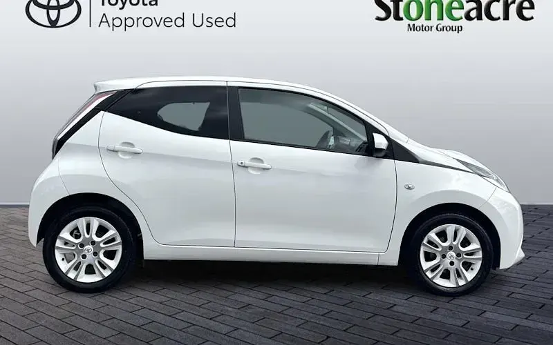 Used Toyota Aygo X-pure 69 HP (50 kW) 2016 White Hatchback