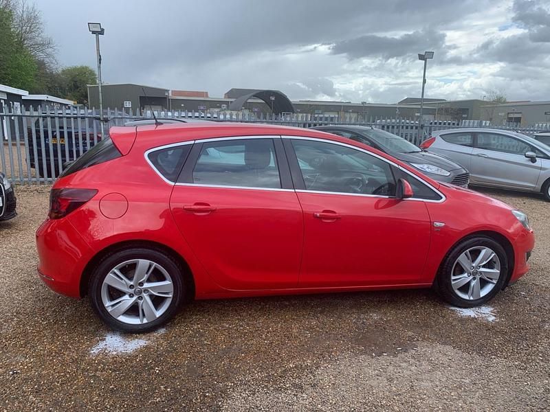 Used Vauxhall Astra SRi 115 HP (84 kW) 2014 Red Hatchback