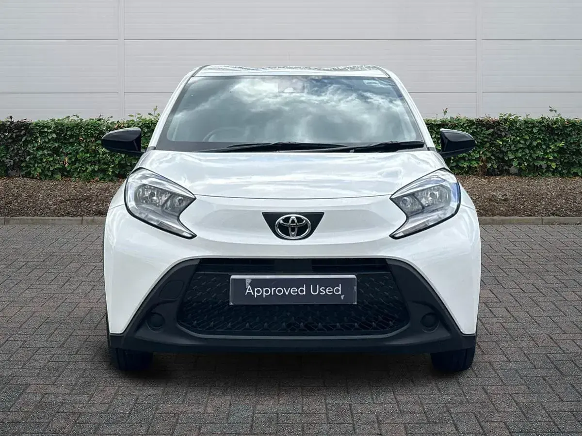 New Toyota Aygo X PURE 72 HP (52 kW) 2025 White SUV