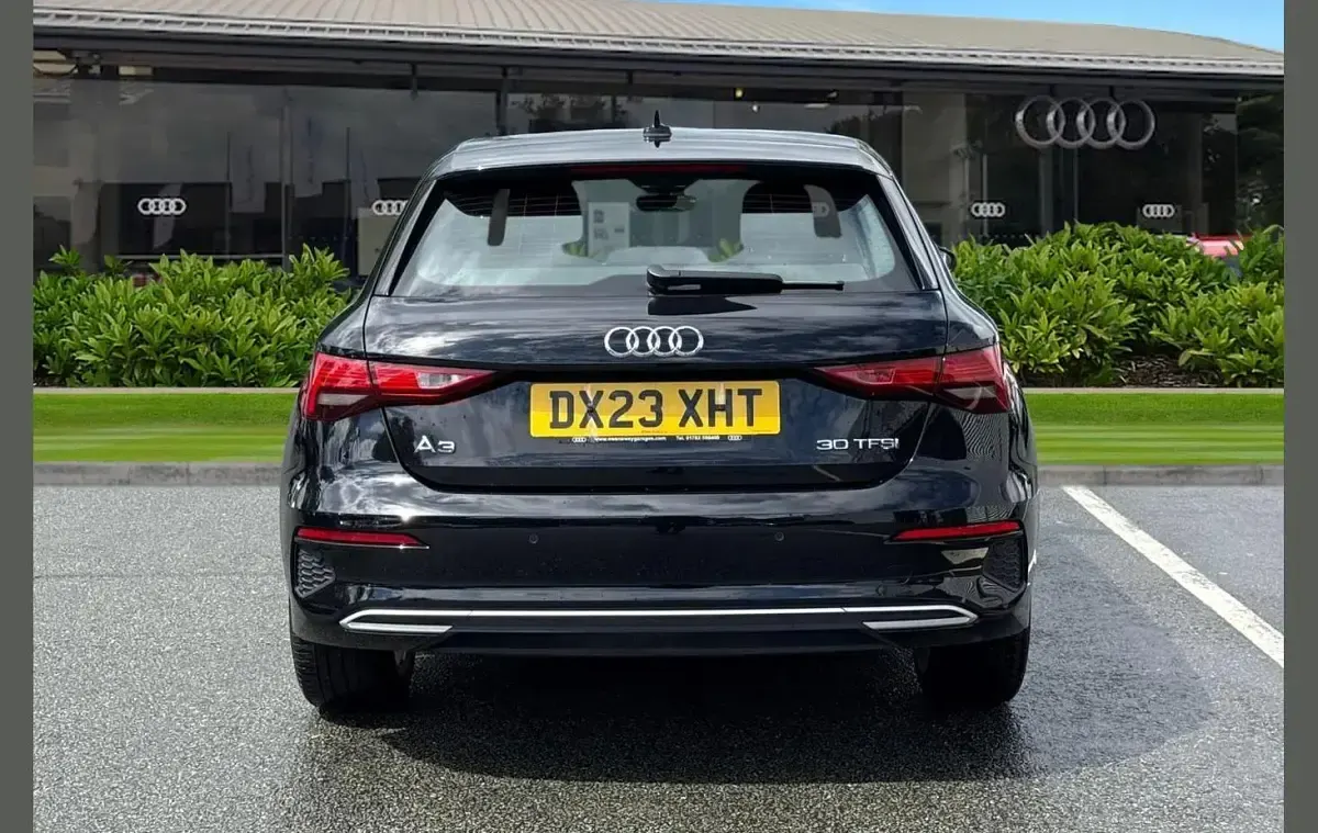 Usado Audi A3 Sport 190 HP (139 kW) 2023 Preto Sedan