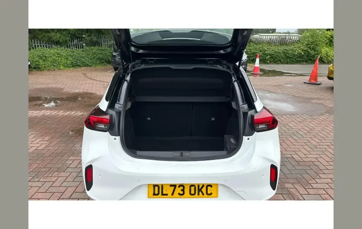Used Vauxhall Corsa 100 HP (73 kW) 2023 White Hatchback