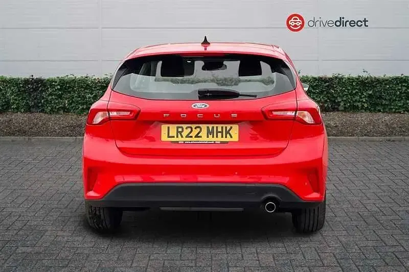 Begagnad Ford Focus Titanium 2022 Röd Halvkombi