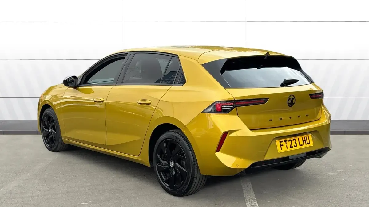 Used Vauxhall Astra 130 HP (95 kW) 2023 Yellow/black Hatchback