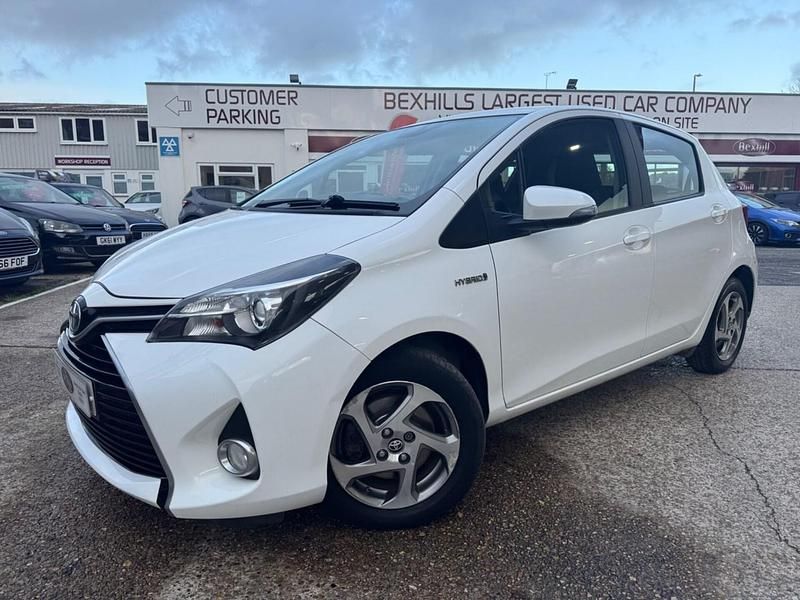 White Used 2015 Toyota Yaris Hybrid Hatchback | £9,499 (A bit pricey) - Image 1/4