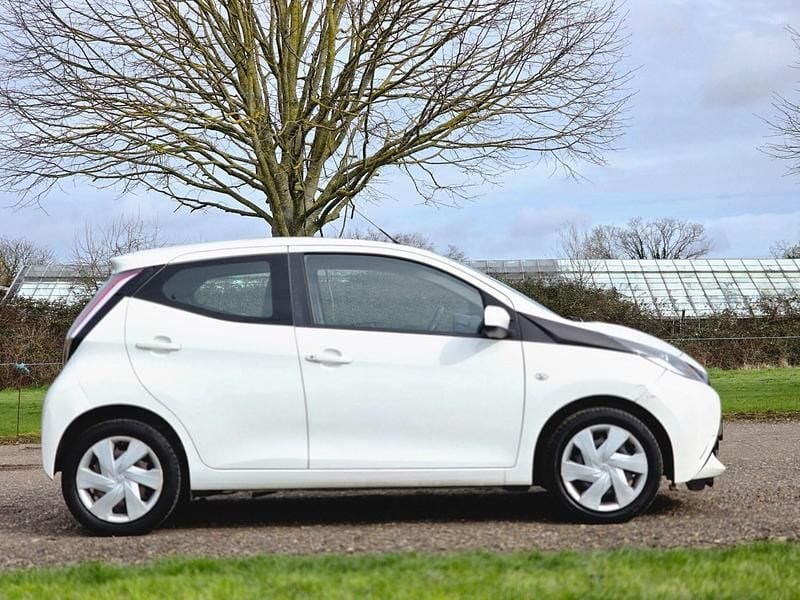 Used Toyota Aygo X-play 69 HP (50 kW) 2017 White Hatchback
