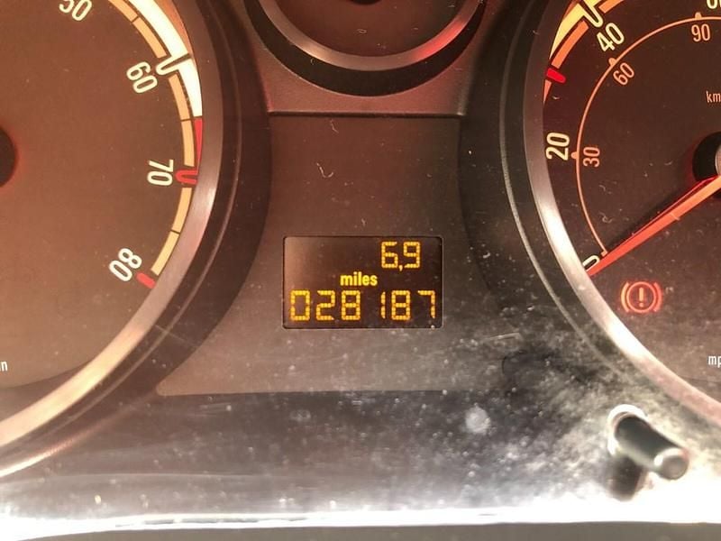 Used Vauxhall Corsa Active 85 HP (62 kW) 2012 Red Hatchback