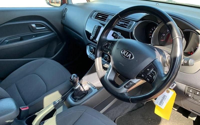 Begagnad Kia Rio 90 HK (66 kW) 2015 Röd Halvkombi