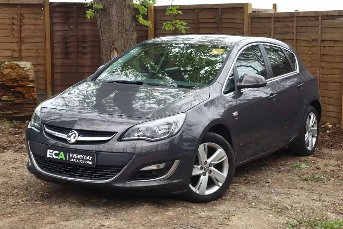 Begagnad Vauxhall Astra SRi 100 HK (73 kW) 2014 Grå Halvkombi